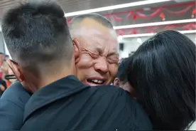 #李坤鹏爸爸认亲现场赠百万房产 被拐31年，坤鹏终于回家！爸爸高兴地痛哭，一家人紧紧拥抱在一起～#李坤鹏 @胡祥雨 @茜姐来了 @成功寻子李坤鹏 @DOU+上热门视频封面