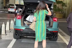 深圳湾一号莱佛士酒店偶遇顶级富婆开urus来购物，酒店服务也非常到位，后备箱全是奢侈品LV，谁能不爱！#街拍豪车 #豪车美女 #兰博基尼 #抖音汽车视频封面
