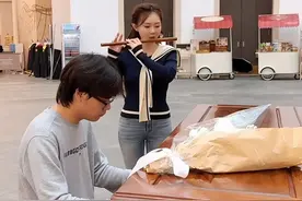周末，广州艺术博物馆和一位路人小哥哥随机合作一首《美丽的神话》，大家纷纷驻足欣赏～ 钢琴小哥哥@豆浆 ～视频封面