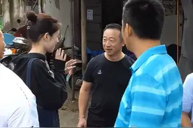 35名战友把战友的“遗孤”养大，女孩18岁考上大学去学校报道，35位兵爸爸组团报道来送女儿，网友：一朝战友，一生兄弟！#感人一幕 #头条视频创作激励计划第5期 #一个女孩有35个老兵爸爸 #战友情 #晚风吹心儿碎视频封面