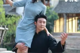 鲍蕾陆毅一分开就会“生病” “我们老师都知道 陆毅不在鲍蕾就没心思上学了” 网友:思念是一种病具象化了 两人结婚19年 育有两个女儿#陆毅 #陆毅鲍蕾 #爱情