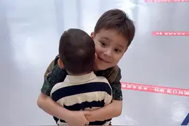 弟弟不在家哥哥还一下子不习惯了 放学还要一起去接弟弟 还会牵着他的手 帮他脱鞋 教他洗手 怎么明明是弟弟去上学哥哥反到一下子长大了呢～#马特马丁 #兄弟情 #vlog日常视频封面