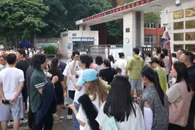 #刚高考完又被妈妈安排上课了 近日，四川成都考生迎来了属于自己的“解放时刻”，不少考生已经被家长安排旅游、学驾照，开启人生下一课。视频封面