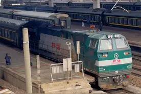 #Vlog #火车 #铁路 #绿皮火车 #高铁 动力过剩，大马力内燃机车辣绿皮火车，轰鸣声感觉整个火车站都在震动！春运迎来返岗高峰，内燃六轴大力王和谐N5申请加入春运，牵引上海-信阳全列真绿皮非空25B的K4073次临客。内燃货车+真绿皮场景难得，怀念曾经宁芜线ND5拉临客的经典画面！视频封面