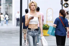 八块腹肌，羡慕了！#路人视角 #时尚穿搭视频封面