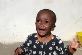 非洲小宝贝惹妈妈生气后，急的喊妈妈。