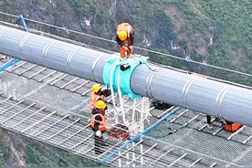 花江峡谷大桥建设现场直击，致敬辛勤的建桥人。世界第一高桥不是吹出来的，而是一步一个脚印建成的。这个活给你多少钱你敢干？#花江峡谷特大桥 #世界第一高桥 #超级工程 #致敬一线工作人员 #贵州桥梁视频封面