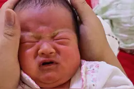 看完这篇肠胀气:早发现，早应对。 月子里奶水足，我一直坚持母乳喂养，宝宝一哭我就喂她吃奶，而且因为ru头小只能用ru盾喂奶，出生 20 天左右，感觉宝宝一直喂不饱，哼哼唧唧要找奶吃的样子，问了医生，说是宝宝肠胀气了。这几天用了很多方法，宝宝确实舒服多了，也给姐妹们分享一下: 肠胀气的表现： ① 经常会放 p、声音大，而且放 p 会带水样的便便色 ② 白天醒着时候四肢乱蹬一直发力，宝宝小脸会憋的通红 ③ 肚子里经常发出咕噜咕噜的声音，离近一些就可以听的到 ④ 吃了奶以后很久肚子还是鼓鼓的，摸着像刚吃饱一样胀 ⑤ 吃奶后睡个半小时左右就开始哼唧发出像喉咙卡异物一样的声音，伴随着身体抖动 ⑥ 吃奶容易吃饱，每次没吃几分钟就要哭一下，哭完还要吃，吃不饱的感觉 ⑦ 打嗝、溢奶严重，吃完没多长时间就溢奶 ⑧ 吃完奶后不睡觉，横着抱就要哭，就要上肩膀竖着抱 ⑨ 睡觉时候有时惊醒或者突然出声大哭，像做噩梦一样惊醒 ！！！以上现象一旦有出现的苗头情况，不干预，以后就是肠胀气（肠绞痛宝宝哭闹大多数是在傍晚和晚上，称之为黄昏闹，很难安抚） 缓解肠胀气常用的方法 1.揉肚子，给宝宝顺时针揉肚子，因为这个是肠道蠕动的方向，但是宝宝肚子疼的时候不要给他揉。   2.胀气贴，我感觉还是挺不错的，我家用的是芝芝猴胀气贴 。我们一般是贴在宝宝的脚底是真的很有效，睡觉的时候那个屁没停过。大约坚持 5 天左右，我们的胀气期就结束了   3.真香坐姿，这个是真的很奈斯可以辅助排气操，我家宝是单做排气操不管用，但是用真香坐姿做排气操，没一会就噗噗噗。我家宝哭闹的厉害的时候就做这个   4.多趴，尽量让宝宝多趴，增加他的腹压，屁就会噗噗噗!一定要有大人在旁边，防止宝宝有 z 息风险.   5.热敷，妈妈可以把双手搓热，然后去敷宝宝的小肚子，或者我们就地取材，用储奶袋啊，纸尿裤里边加上温水（38～40°c）都可以给宝宝敷肚子。注意不要用暖水宝，避免烫伤宝宝。   6.泡脚，萝卜＋生姜切片煮水10分钟放凉至40度，月子里的宝宝可以用一次性纸杯泡，一只脚一个杯子，泡完可以再加上脚底贴胀气贴，能让宝宝睡个好觉，亲测有效。宝爸宝妈们一定要有耐心，每种方法多试试，找到适合自家宝宝的办法。#只有宝妈才懂吧 #肠胀气 #二月闹 #宝宝胀气怎么办