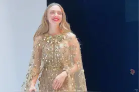 #阿曼达塞弗里德  金色亮片纱裙造型 好莱坞四小花旦之一 37岁这状态好美呀视频封面