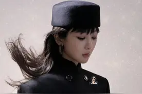 两本五大撞月！三大代言推封！杨紫的五月时尚商务齐！头！并！进 #杨紫 #杨紫elle #杨紫时尚芭莎 #杨紫代言 #杨紫短发麻花辫造型视频封面