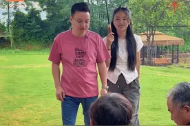 爸妈听说红姐突然离职了，都觉得很惊讶，爸爸说得对，每个人都有自己的隐私，别人不说我们也不要多去问太多，希望红姐能够尽快处理好自己的家事，我们也会面试新的保姆，给爸妈大伯泡了份酸菜鱼粉，没想到大伯好喜欢吃，连汤都喝了好多，太好吃了！