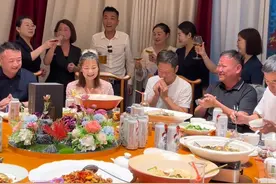 饭桌上，碰杯声与笑声交织。朋友们卸下疲惫，聊理想、谈过往，热气腾腾的饭菜里，盛满最珍贵的情谊与难得的松弛。#即兴表演 #即兴发挥 #开心就是幸福 #朋友聚会在一起喝酒嗨起来 #来哥顺口溜 @花之林(月亮岛形象店) @丁敬华 @大彭精选二手车 @大彭de细麻麻 @好吃的邹邹（专做10万左右代步车） @何记勇哥 @老碗柜剑哥 @老碗柜小二哥视频封面