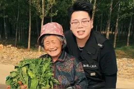 阿火山东集市偶遇菜农奶奶 孩子都在外打拼，奶奶摆摊卖菜照顾老伴，日子虽难，但知足…#助农人阿火 #我的乡村生活 #乡村守护人 #三农