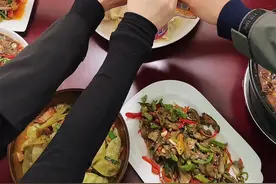 亲爱的香粉团姐妹们，香香昨天感冒发烧，嗓子哑了，今天周日休息停播一天哈！ #我和我的集美们 #相聚时光