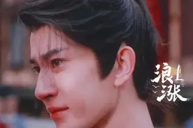 演员于朦胧被传坠楼，清洁工早6时许看到地上躺着坠楼人员，有人在事发地献花被收，小区各路口有人员值守。#于朦胧 #物业确认有人坠楼不确定是明星 #于朦胧参演长夜行原本今天要发官宣 #于朦胧坠楼 #小区清洁工称坠楼者被盖上后拉走