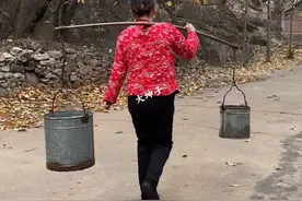 挑水，60后70后80后你们干过这个活吗？小时候最不愿意干的活，如今成了最难忘的回忆……#农村生活 #乡愁记忆 #古村落风景视频封面