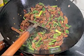 远嫁湖南，才发现湖南人炒菜真的很讲究，不仅炒菜讲究，菜也不能乱切，色也不能乱搭，湖南菜讲究色香味俱全，湖南的朋友经常说配菜两小时炒菜一小时，在湖南没有一点做菜天赋真的不能进厨房，不然要挨骂，看吧!我又被湖南仔赶出厨房了，说我等下炒着炒着又是一瓢水下去，浪费了他的下饭菜，让我乖乖出去等吃，吃完刷碗就行，想问问大家，湖南人炒菜真的都不放水的吗😂😂😂 #我的乡村生活#原生态乡村生活#真材实料才能做出好味道#家里就这条件#会下厨的男人视频封面