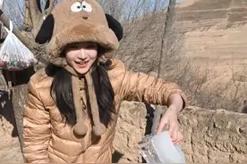 两个城市打工多年的牛马，受够了大城市的内卷，回到农村生活，过得自在快乐并且分享这种快乐，也希望大家能被我们的美好生活所感染，少一点欲望，多一份知足，生活中也会有更多的幸福感，没想到竟然引来了不少恶语相向，说我们没苦硬吃博人眼球租房子拍短视频，真的是让人大开眼界，农村上学出去的人不想在城里卷了难道回自己的老家生活也有错？难道要一辈子给资本家当牛做马才符合有些人的预期？底层人为什么要为难底层人呢？我前些年没日没夜的加班才凑钱在上海买了个40平的老破小，之后又是使尽浑身解数还贷款到现在还欠着95.3万的房贷，而且价格跌的现在卖掉几乎刚好抵掉贷款，然后有人造谣说我在上海市中心有400平的房子，有的说我有10套房收租，有的说我存款几千万，在这些满眼欲望的人眼里，你肯定是有很多很多的钱才可以去过自己想要的生活？这也正是我们的视频想告诉大家的，你不一定要财务自由才可以去过自己想要的生活，你想要做的事情其实随时都可以去做，你想要的生活甚至一开始就有，只是欲望成了拴住你的缰绳，让你无休止的做着牛马，还要给自己找各种借口，等我有钱了再去...等我辞职了...等孩子毕业...等我退休...其实等你有钱了你还想更有钱，等你辞职了你又焦虑马上去找新工作了，等孩子上学了你还想等他们毕业、结婚，等你退休了你又天天找老头老太太跳广场舞去了；你只是像个懦夫一样给自己画地为牢拖吧拖吧就安逸懦弱的过完了这短暂的一生，你还眼红嫉妒别人走了你不敢走的路，鄙视别人有勇气跳脱出资本设置的陷进，为了给自己心理寻求安慰不惜各种造谣:他回村里只是租房子做短视频，他有400平的房子，他有十套房收租，他有千万存款，其实我啥也没有，我卖掉那破房子还掉贷款甚至身无分文，但我们知足，我们能认识到自己的渺小和卑微，我们知道幸福不属于富人也不属于穷人，属于知足的人，我们在村里过得还是自在快乐，躲在网络背后张嘴就来造谣生事的坏🥚们#农村生活 #新年快乐