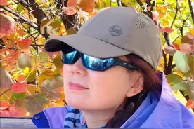 北京新晋网红打卡地/红叶观赏地，舞彩浅山，54平方公里红叶已进入最佳观赏期。景区建有完整的登山步道，老少皆宜，沿途没有补给，注意带够食物和水，另外，景区有多个入口出口和停车场，要提前规划好路线，视频里景区路线示意图供参考#户外徒步登山 #我的旅行日记 #旅行大玩家 #一起来拍秋天 #山顶的风景总要自己去看 @大狮兄视频封面