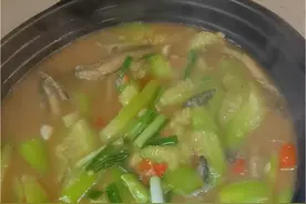 正是吃丝瓜的好季节，分享一道泥鳅炖丝瓜#抖音美食推荐官 #家常菜