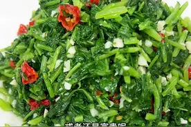 家里有这样的萝卜苗，千万不要扔，就这样素炒，真的非常好吃#农村美食 #萝卜苗的做法