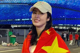 退役后第一次现场给中国男足加油！#为中国队加油 #国足18强赛 #国足vs沙特 #赵丽娜视频封面