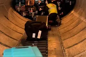 旅客的行李是与所乘飞机一起到达目的地的，拖运的行李装在飞机的腹舱#飞机#行李托运 #航空服务#航空科普视频封面