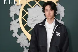 LACOSTE 2025秋冬巴黎时装秀后，LACOSTE品牌全球代言人#王一博 与我们分享了最近生活中解锁的新体验，以及他2025的愿望清单竟然是____。 #巴黎时装周#ELLE带你看时装周 #hello时尚季视频封面