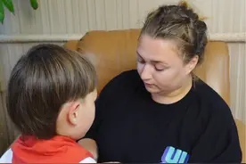 嫁到中国的外国媳妇正确的教育自己的大儿子，如何爱护红领巾，红领巾代表着正义，勇敢，光荣，带上红领巾要感到自豪。#外国人在中国 #混血宝宝 #爱国教育视频封面