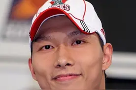 2007年，青涩的易建联离开CBA，参加了NBA选秀，最终以第六顺位正式进入NBA联盟。 #易建联 #中国男篮 #篮球