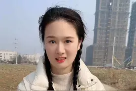 元元现在厉害了，还说喊姐姐阿姨们看一下她打扮的可漂亮？有好多姐妹都在问，婆婆白天夜里都要照顾儿媳妇元元，皮肤还那么好，一点都不像50多岁的婆婆，是婆婆一直在坚持用这款眼霜保养，真的很好用，推荐婆婆自用款眼霜#护肤 #爱美是女人的天性 #做精致女人 #好皮肤养出来 #植贝维a醇逆龄抗皱眼霜