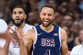 库里三分自信回头后，场边的阿杜表情直接亮了#杜兰特 #库里 #美国男篮视频封面