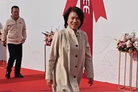 【格力高管称董明珠健康家被接受度非常高】 近日，格力电器市场总监朱磊接受访谈表示，“董明珠健康家”推出后，舆论反响强烈。将董明珠的个人IP与品牌深度绑定，验证了格力在品牌战略上的正确性，也展示了董明珠个人IP的巨大潜力及其对品牌发展的积极促进作用。从目前的结果来看，这种方法是非常成功的。未来格力还计划通过直播、社交媒体等平台展示更加亲民的一面，加强与年轻一代的互动，促进品牌的年轻化转型。（封面新闻）#格力高管称董明珠健康家非常成功视频封面