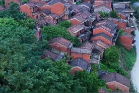 一夜之间，1000多人的村庄紧急撤离！ 如今房子早已破败不堪，你知道其中的故事吗#无人村 #肇庆 #探险  #悬疑 #乡愁记忆视频封面