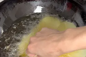 炸薯片 家庭版原切炸薯片，特别酥脆也不会回软。#薯片 #炸薯片