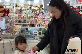 嫂子从河北远嫁到河南四年第一次来濮阳商场逛街，小侄女全程当服装搭配师，给姑姑还有妈妈全部选的都是粉嫩衣服#姑嫂 #春装穿搭 #情感视频封面