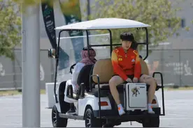 等车的时候，瑞典教练佩尔森用英语对王楚钦说“过来我的朋友”视频封面