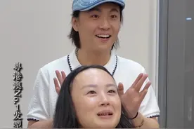 44岁东北姐姐顶着“大额头”愁了20年！跨越千里找到我求改造，先剪发际线内刘海重塑颅顶，外刘海修脸+层次剪裁直接烫出蓬松感，吹干后颅顶暴涨3cm！接著鱼子酱护理让枯草发变丝缎，染完色再接发挑染，长发一披当场美成港星——200W粉丝都没见过的长发造型，让她直呼年轻到想让同龄人嫉妒！30岁后别信“年纪大就该随便剪”，选对发型能把岁月变成你的美颜滤镜，美到自带高光才是真本事！快收藏、分享给你的发型师和好姐妹们！#剪发#染发#烫发#发型推荐#发型师推荐