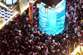 这应该是国内最良心的景区，不仅不用门票，每天还有很多精彩的节目表演，他就是山东青岛的明月山海间，每当夜幕降临，华灯初上，这里就非常的热闹。#跟我走遍中国 #旅行日记视频封面