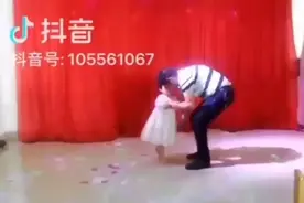 从小在爸爸怀里长大的女孩，慢慢长大了视频封面