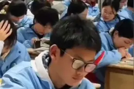 近日，江西3个学霸拒报清华北大，班主任急眼了，愤怒发消息解散微信群。#瑞昌一中 #清华北大 #强基计划 #专业和学校哪个重要视频封面