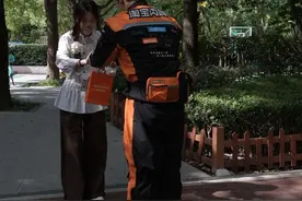 淘宝闪购联手赛车手配送苹果17，上海首发日30分钟送达。#淘宝闪购用超跑送苹果17