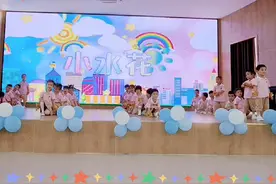 大大的舞台，小小的你 记录优姐第一次登台演出， 童年很短