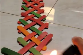 会上下楼梯的雪糕棒，挑战全网。想看我挑战什么难度？评论区留言！#在抖音过好年 #雪糕棒多米诺 #我有节目献给春节 #内容启发搜索视频封面