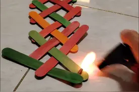 会上下楼梯的雪糕棒，挑战全网。想看我挑战什么难度？评论区留言！#在抖音过好年 #雪糕棒多米诺 #我有节目献给春节 #内容启发搜索视频封面
