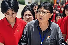 华坪女高学生，回校看望张桂梅老师，感谢当年不弃之恩！未先语，已泪流满面……#张桂梅 #华坪女高 #时代楷模 #教育 #弘扬正能量视频封面