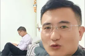 银行柜员越老越吃香吗？ 其实人家习惯了更愿意做柜员。外行不懂而已。支行一级最轻松的岗位是柜员和大堂经理。老同志更愿意轻松的岗位，钱少点无所谓了。你说对吗？#银行 #职场 #银行人的日常 #下辈子再不当柜员视频封面