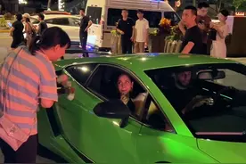 偶遇国外夫妇开兰博基尼来外滩18号吃晚餐，路边的卖花大妈轮流上去送花，她们这是干什么呀#兰博基尼盖拉多 #dou是好车视频封面