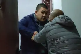 做梦也没有想到，我们这辈子的人生能让这个孩子给我俩牵绊到如此这般没有自我，生活当中的一切都是围着他转，稍有不慎就把我俩弄的体无完肤，元气大伤，如果我们俩当初结婚，知道婚后的生活，会是让这个我俩拿命换来的孩子给弄的如此这般狼狈不堪，我想我宁可不在一起，我也不会要现在这样的生活，生养一个患有低功能重度自闭症并发癫痫的孩子，真的是像让我们每天都要拿网兜抵搂着心一般，每天都要小心翼翼，每天都睡不好觉。现在到好刻板行为越来越重，又开始对玻璃制品刻板上了，看见玻璃的东西就要打碎，不打碎了，就没完没了，每天都要跟他斗智斗勇，实在没招了，既然在家也是作，也是不让睡觉，去小院也是作，也是不让睡觉，那就去小院儿吧！大半夜的天天这样作，我们也知道晨晨每次吵闹都会影响到邻居，可是我们也没有办法，我们也控制不了他，我们也不是没脸没皮，不要脸面的人，这辈子我们为了他，说过最多的话就是对不起、不好意思，每次为了他我们都要点头哈腰的给人家赔礼道歉，给人家赔偿，这样的日子我们也不想过，我们也想像正常人家一样，过普通的生活，但是没有办法我们就生了一个这样不普通的孩子，生活中真的是有太多的无奈无以言说，说多了最多也就是一声叹息。#自闭症#星宝晨晨视频封面
