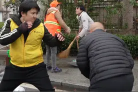 外卖哥痛扁两个没素质的人渣 #正能量#自由搏击#中国功夫视频封面